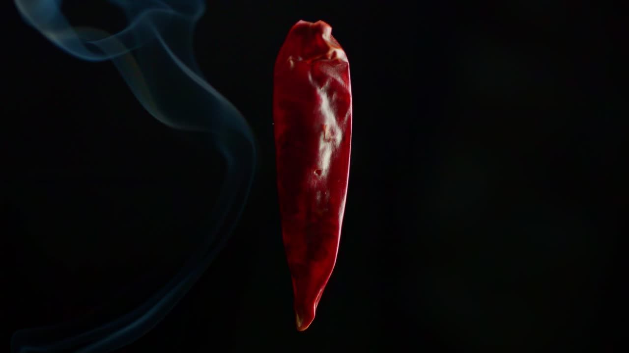 연기가  ⁇ 은 매운 칠리를 지나갑니다.