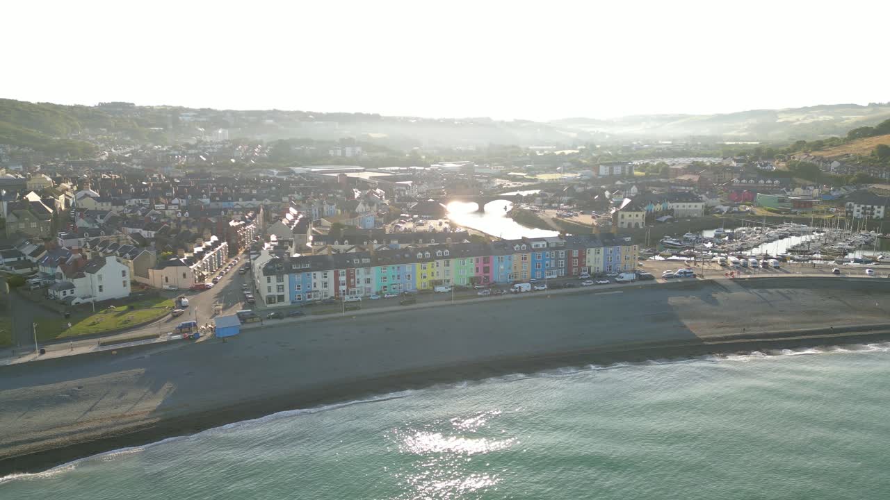 imágenes de drones en un día de verano en uk gales aberystwyth alrededor de la playa, el puerto, la costa, el acantilado y el frente de la ciudad-1