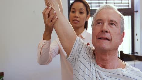 fisioterapeuta ayudando a un anciano con ejercicios de manos 4k