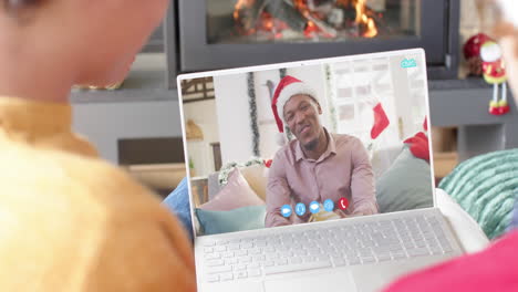 una pareja feliz y un amigo mayor tienen una llamada de video de navidad, cámara lenta.