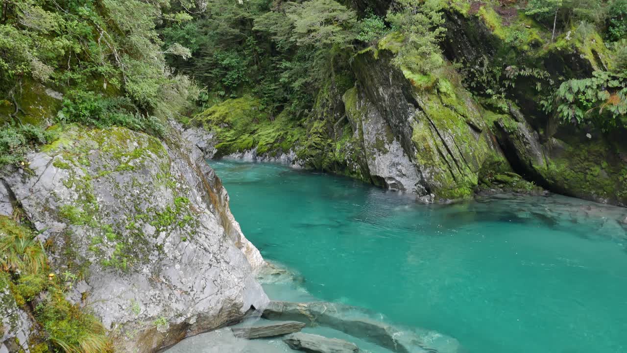 la erosión del agua formó una piscina natural en un cañón de río verde cristalino