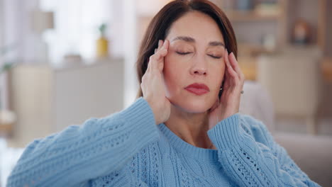 mujer que sufre de dolor de cabeza