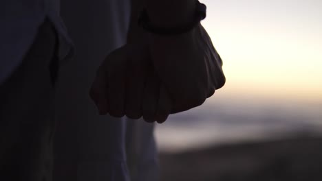 Toma-Manual-En-Cámara-Lenta-De-Una-Pareja-Enamorada-Tomándose-De-La-Mano-En-La-Playa-Durante-Una-Romántica-Puesta-De-Sol-Junto-Al-Mar