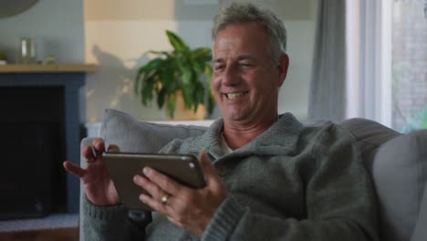 Happy-caucasian-senior-man-using-smartphone-at-home