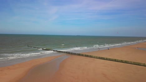 Wellenbrecher-Am-Strand-Von-Cadzand,-Niederlande