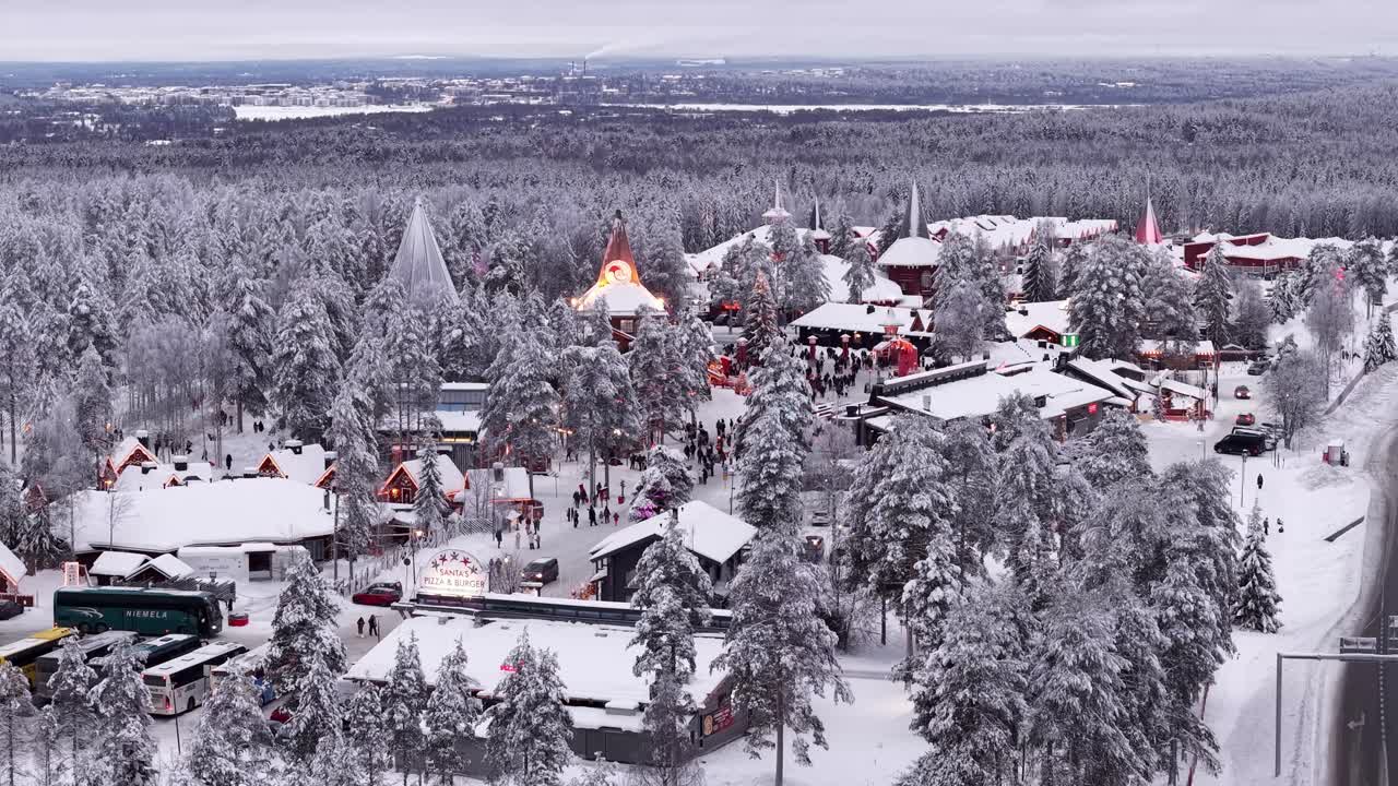 Pueblo de Papá Noel en Navidad, Rovaniemi, Finlandia, ruta europea E75, toma con dron