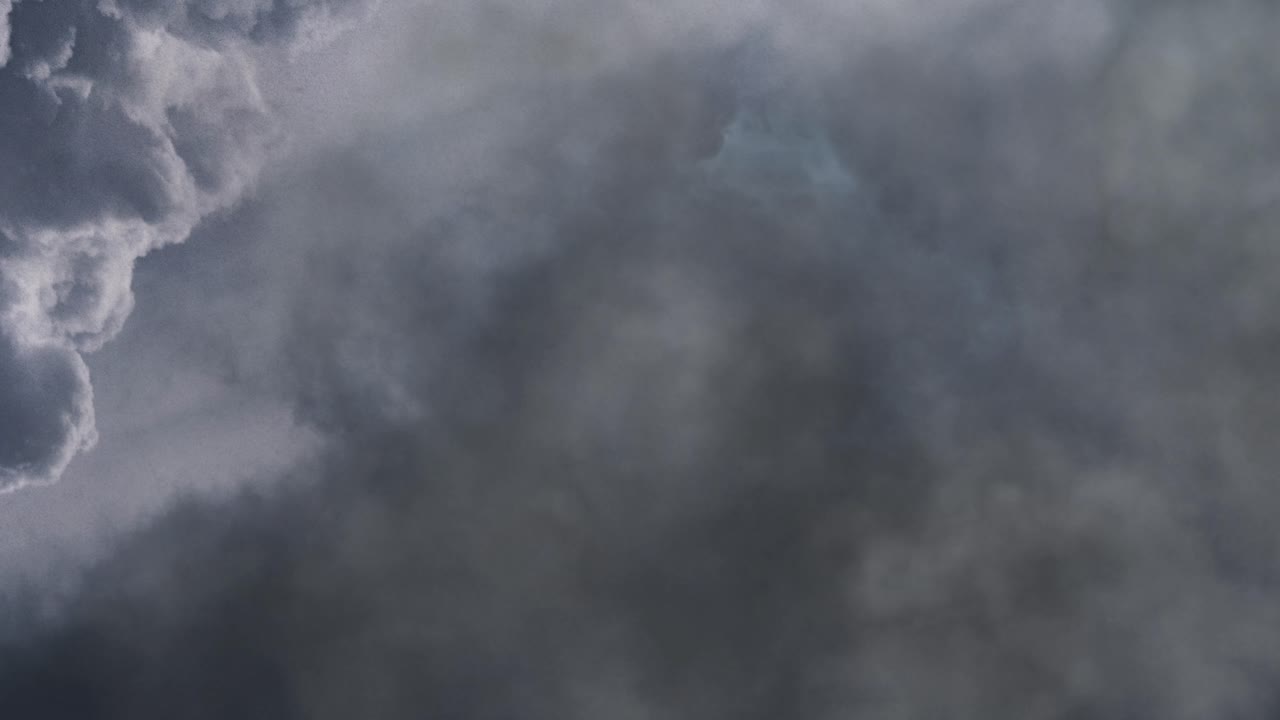 여러 번의 번개가 밤하늘을 가득 채운다.