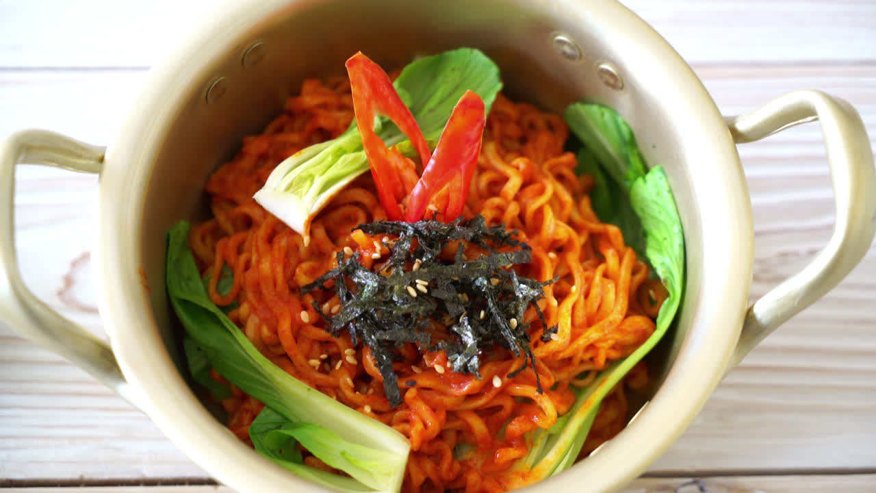 fideos instantáneos coreanos con verduras y kimchi