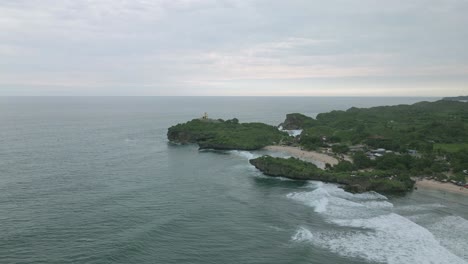 Fliegen-Sie-über-Einen-Tropischen-Weißen-Sandstrand-Mit-Grüner-Vegetation-Entlang-Der-Küste