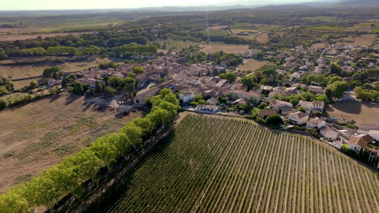Vista aerea di Nizas, un piccolo villaggio circondato da vigneti nel dipartimento dell'Hérault