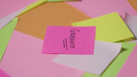 concepto educativo de notas adhesivas giratorias con graduado escrito en la nota superior 1
