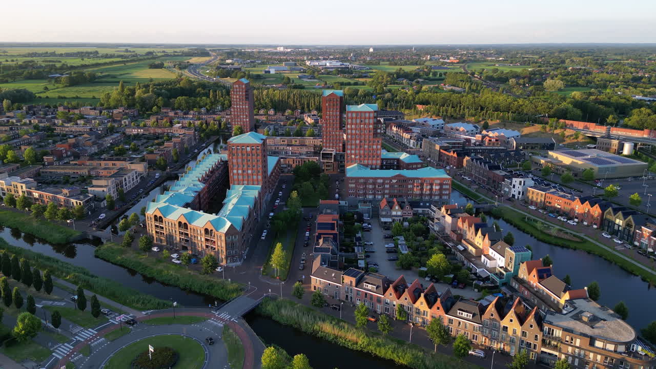 네덜란드 아메르스포르트 바토르스트 에 있는 현대적 인 건물 들 과 함께 황금 시간 에 볼 수 있는 항공 사진