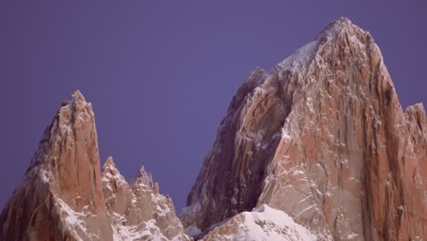 Monte-Fitz-Roy-Al-Amanecer-Con-Cielo-Púrpura-Y-Paredes-De-Granito-Congelado-En-La-Patagonia,-Argentina