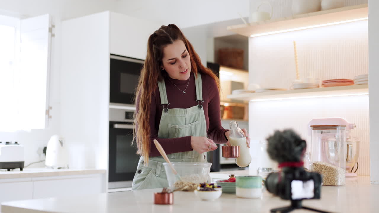 cámara de video de cocina, leche o mujer cocinando