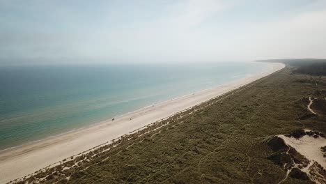 descripción general de drones sobre la playa de curracloe en el condado de wexford