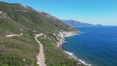 Carretera-Costera-Entre-Montañas-Verdes-Y-Mar-Azul-En-Cerdeña,-Italia---Antena-4k