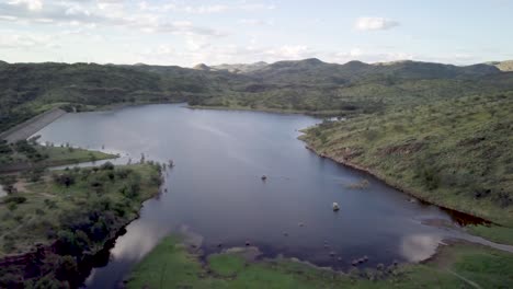 Toma-Panorámica-Aérea-Derecha-De-La-Represa-Avis-En-Windhoek,-Namibia