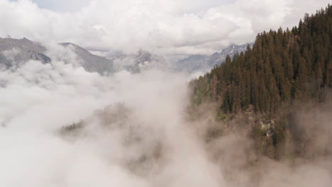 Luftaufnahme-Eines-Berghangs-über-Den-Wolken