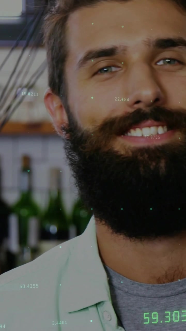 Homem barbudo sorrindo para a câmera, enquanto gráficos de velas financeiras flutuam perto de seu rosto, analisando tendências.