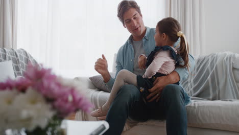 Padre-Sosteniendo-A-Una-Niña-Dándole-Cinco-A-Papá-Orgulloso-Del-Logro-De-Su-Hija-Mostrando-Afecto-4k