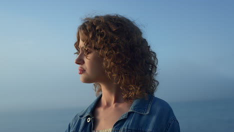 mujer pensativa mirando el horizonte del océano. chica elegante sintiendo soledad