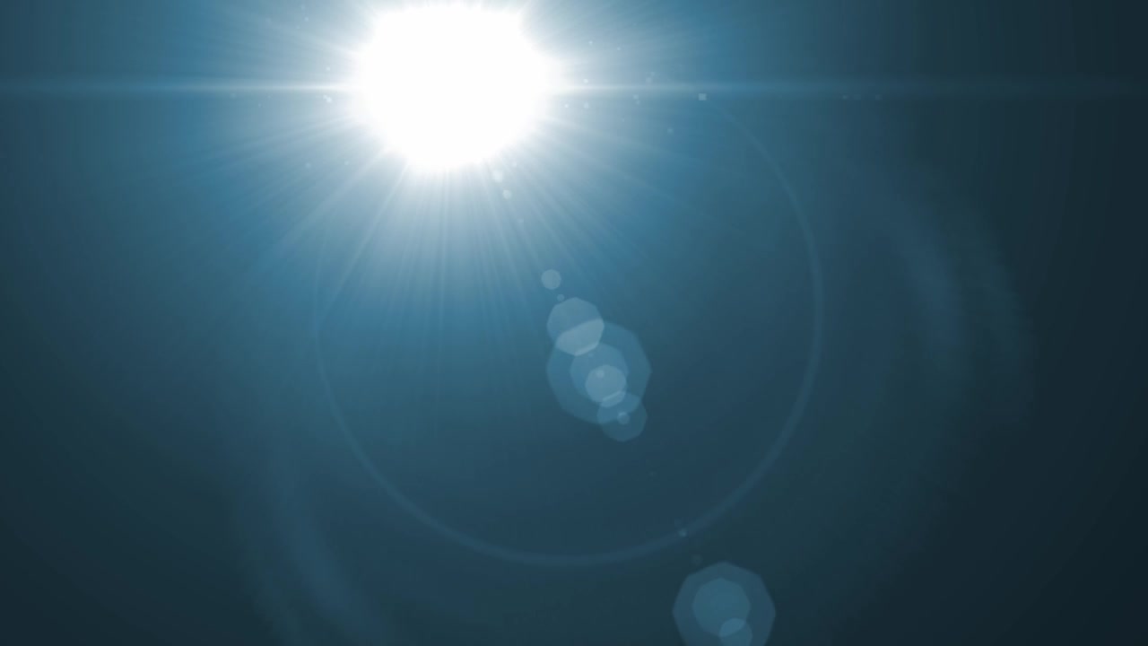 Luminosa luce blu con raggi a stella e bokeh si muove dalla parte superiore sinistra attraverso uno sfondo scuro. Ideale per sovrapposizioni cinematografiche, intro di fantascienza o transizioni