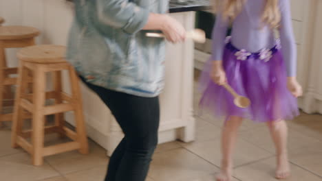 hermanas felices bailando juntas en la cocina divirtiéndose celebrando el fin de semana en casa disfrutando de la celebración del baile
