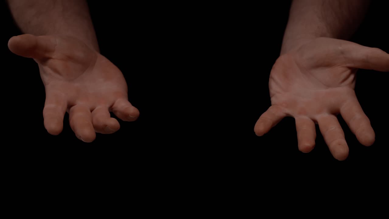 검정색 배경에 남성 손