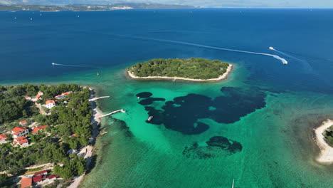 imágenes de drones sobre la laguna azul en croacia cerca de trogir