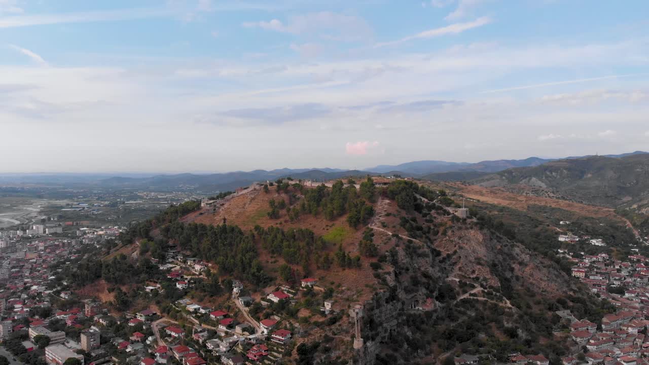 impresionante dron aéreo sobre la ciudad de berat con castillo y colina durante el día despejado