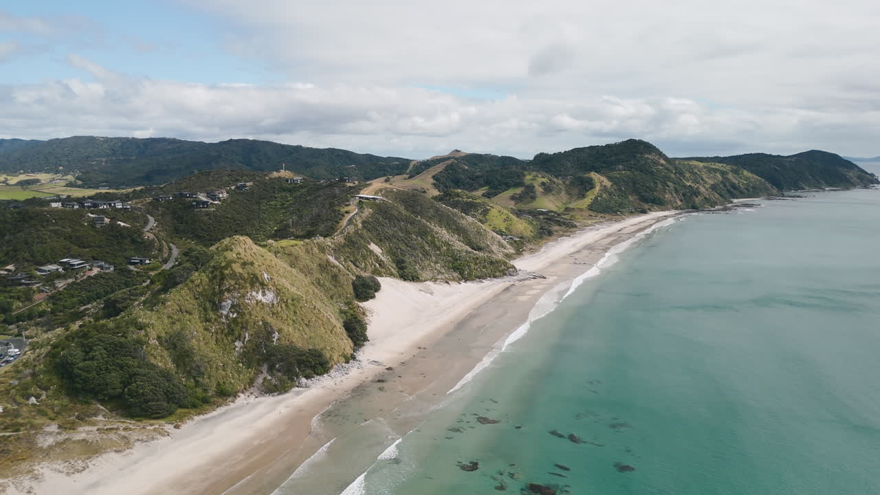 해변과 산을 가진 해안 풍경