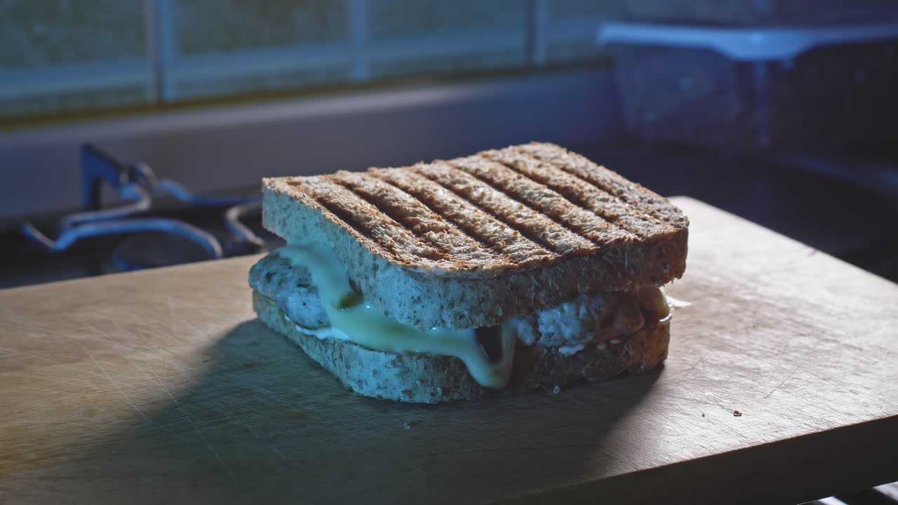 Toast anabolico con burger di tacchino preparato come spuntino in cucina