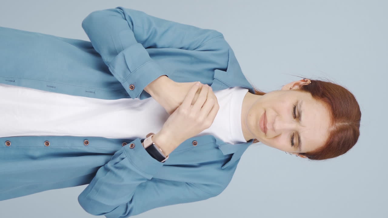 손목 통증이 있는 여성의 수직 비디오.