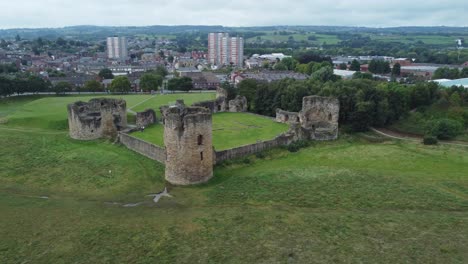 castillo de pedernal galés fortaleza militar costero medieval ruina vista aérea amplia rotación izquierda