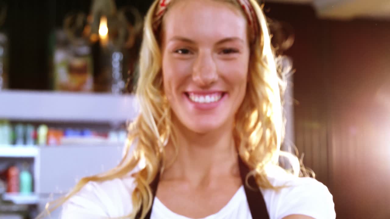 Cameriera che offre una tazza di caffè
