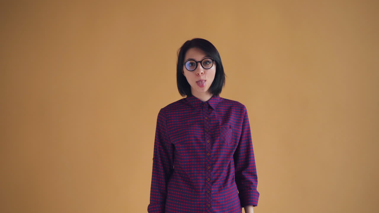 Donna che posa con una camicia a quadri