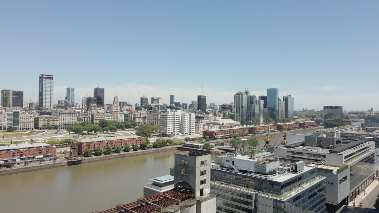 Veduta aerea del centro di Buenos Aires, Argentina, con il moderno lungomare del porto e paesaggio urbano, in avvicinamento.