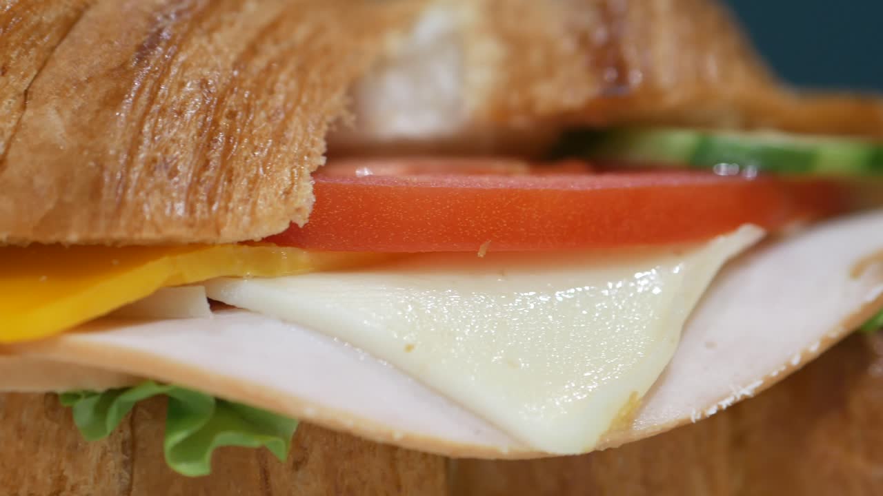 햄, 치즈, 채소 를 은 크루아산 샌드위치