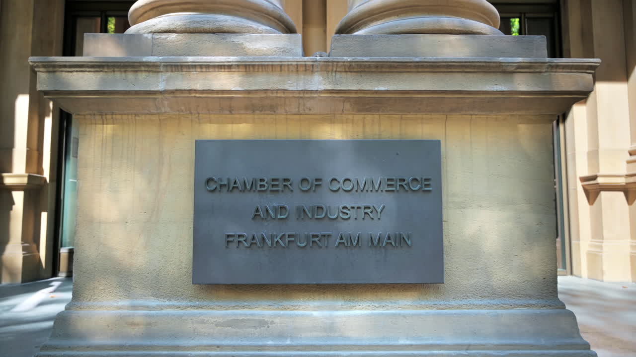 Chambre de commerce et d’industrie de Francfort, Allemagne. Plaque près de l’entrée du bâtiment principal