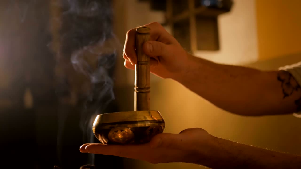 hombre tocando en el cuenco de canto tibetano
