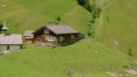 Bewahrung-Der-Geschichte:-Traditionelle-Häuser-Inmitten-Der-Schönheit-Der-Landschaft-Von-Uri,-Wasserfall-Stäubifall