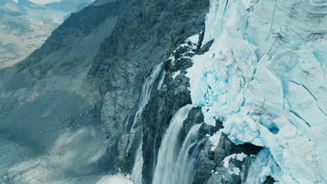 icebergs cayendo al agua mientras un glaciar se derrite debido al cambio climático
