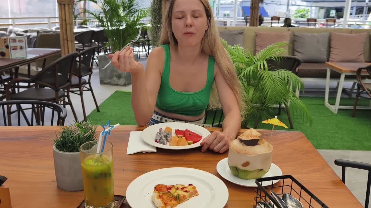 mujer disfrutando de una comida en un café al aire libre