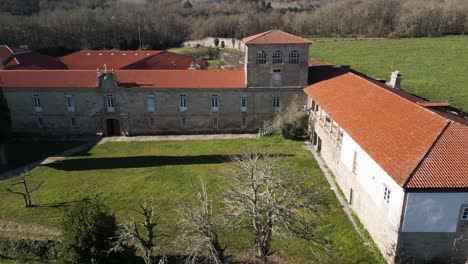 Luftaufnahme-Des-Klosterhofs-Durch-LKW-Panorama