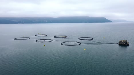imágenes aéreas de granjas de pesca de salmón en noruega