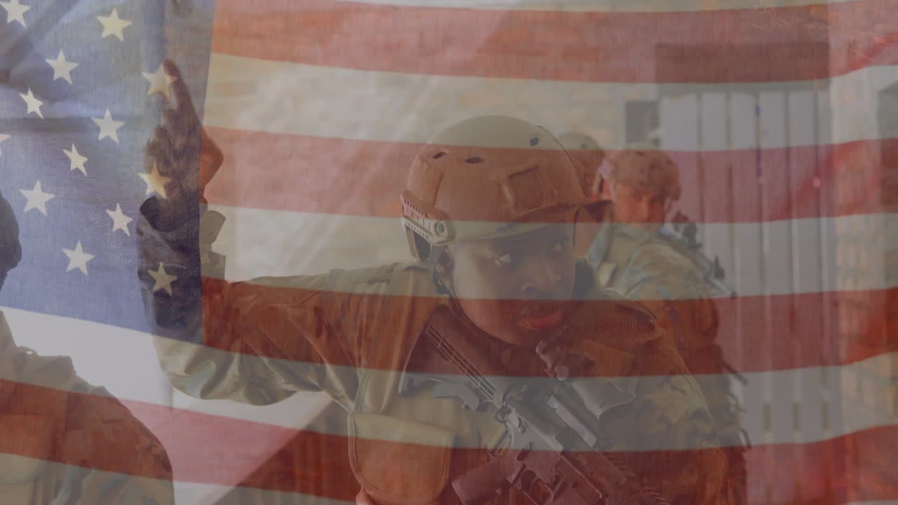 Animazione di bandiera americana su soldato di diverse etnie con arma che istruisce un subordinato durante la guerra
