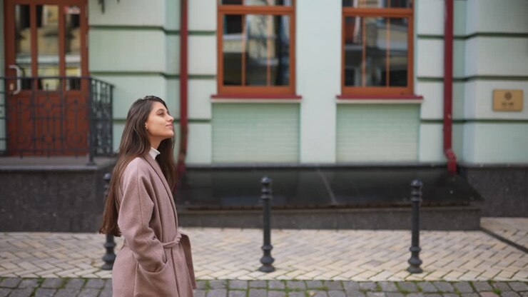 Женщина, идущая по улице.