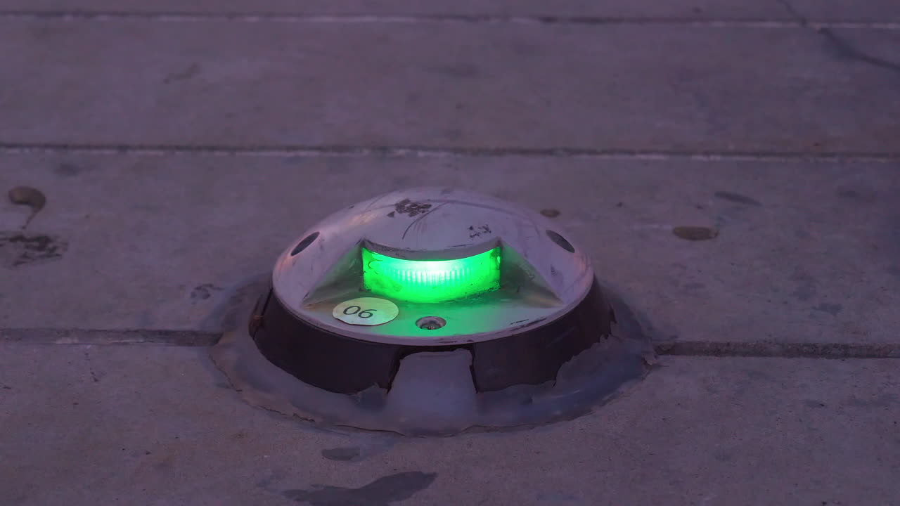 los clavos de carretera, también conocidos como marcadores de pavimento elevados o rpms, también llamados clavos reflectantes de carretera o simplemente ojos de gato.