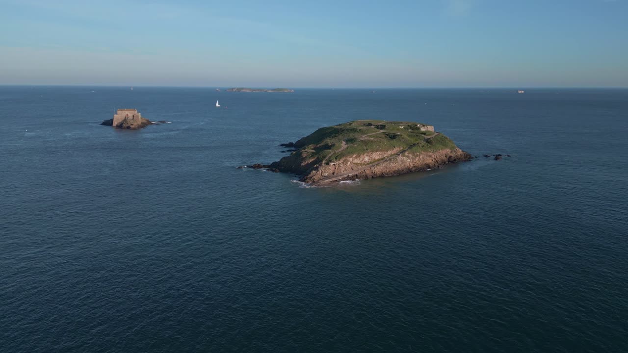 Ilhas Grand Bé e Petit Bé em Saint-Malo, Bretanha, França