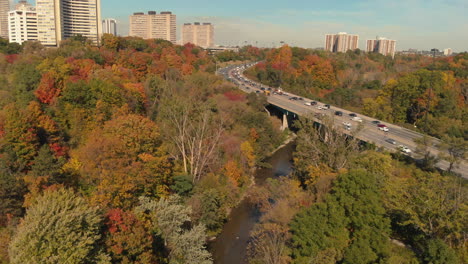 Color-De-Otoño-Sobre-Don-Valley-Parkway-Toronto-Ontario-Canadá